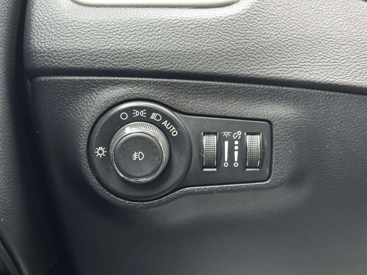 Used 2019 Jeep Compass Latitude w/ Cold Weather Group image 32