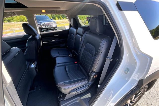 Used 2024 Nissan Pathfinder Platinum w/ Cargo Package AWD/4WD image 22