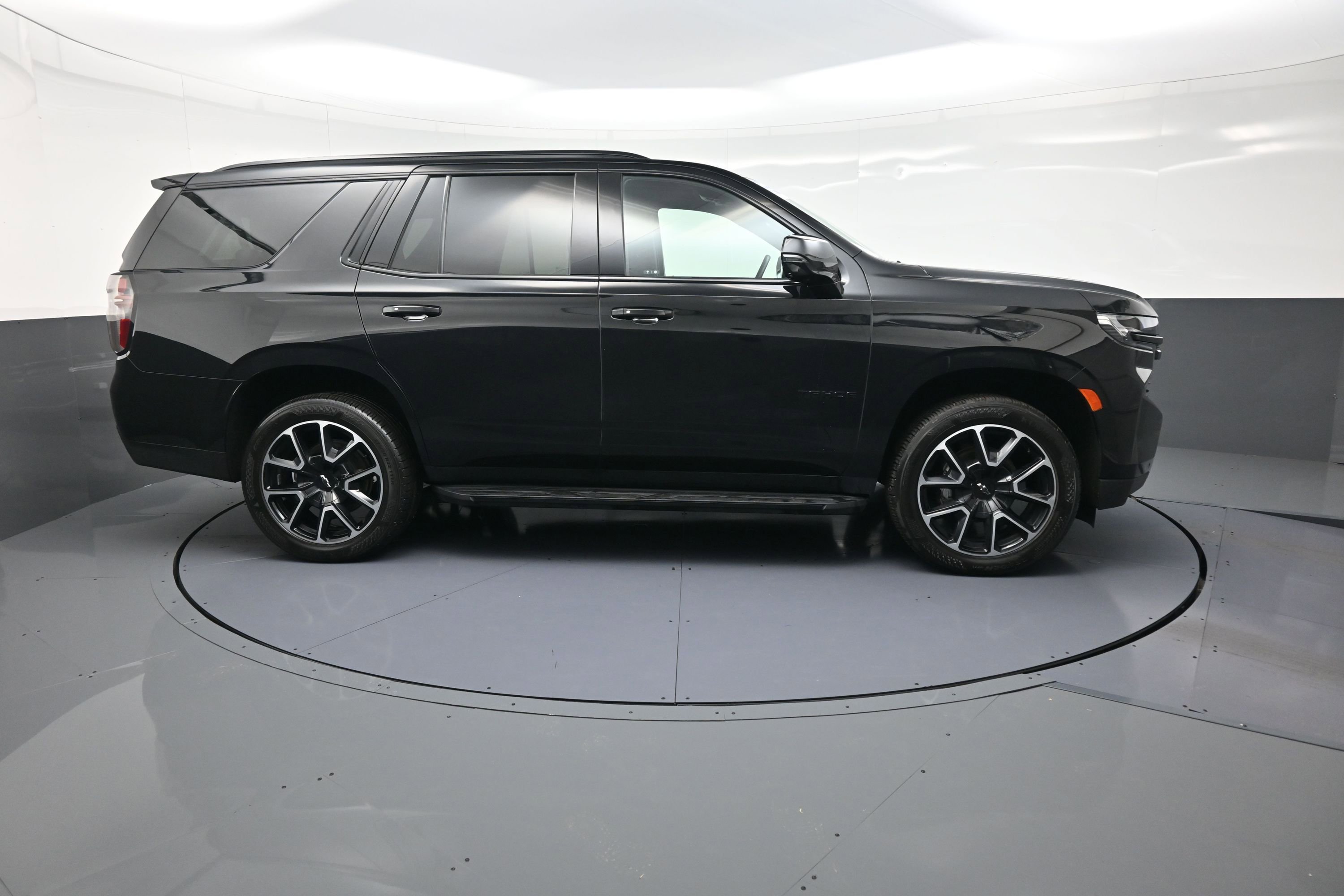 Used 2024 Chevrolet Tahoe RST w/ Luxury Package image 2