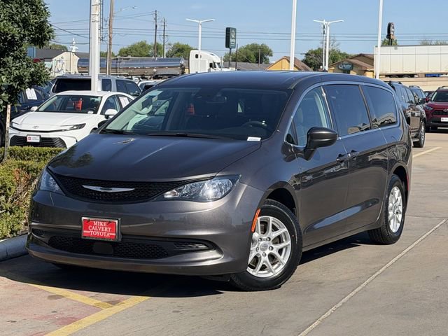 Used 2023 Chrysler Voyager LX FWD image 2