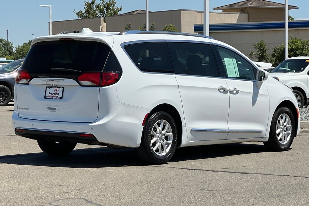 Used 2020 Chrysler Pacifica Touring-L FWD image 5