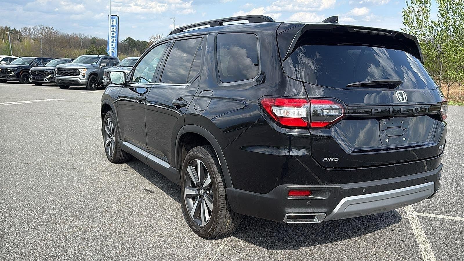 Certified 2025 Honda Pilot Touring image 8