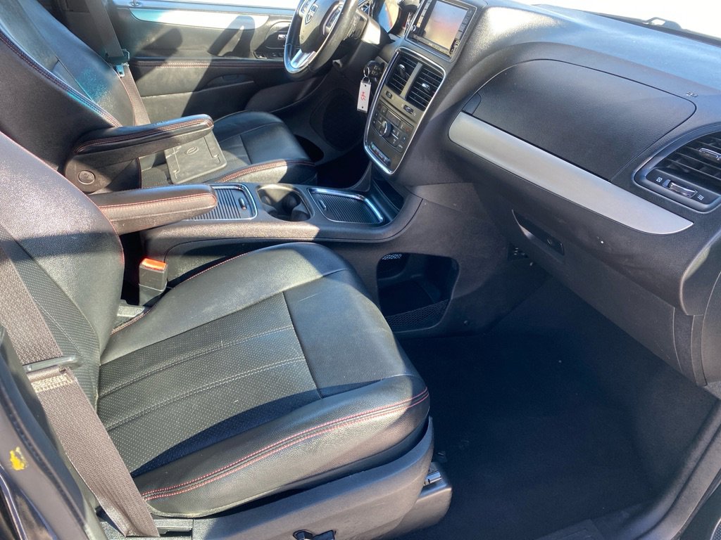 Used 2016 Dodge Grand Caravan R/T image 22