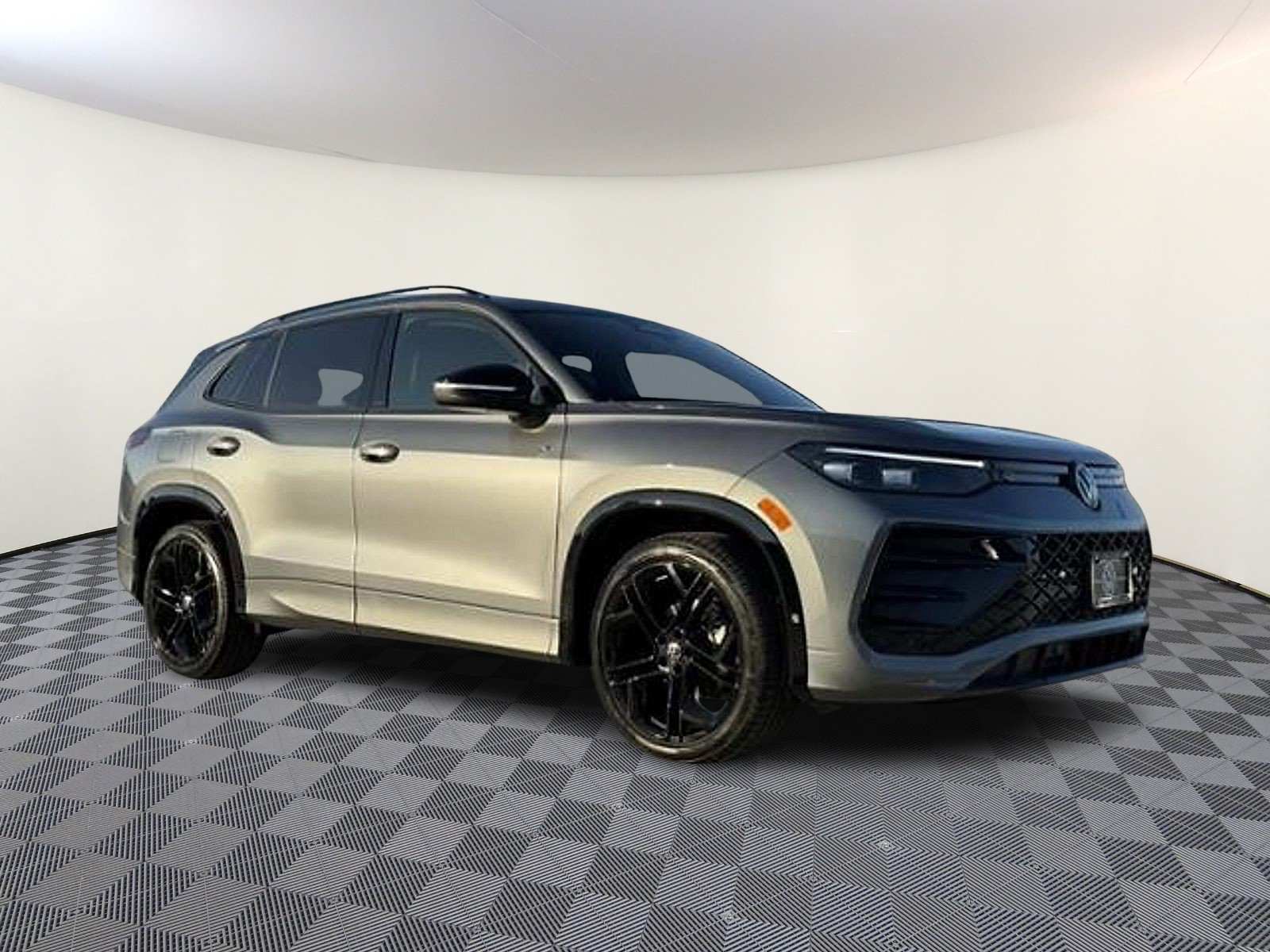 New 2026 Volkswagen Tiguan SE R-Line FWD image 1