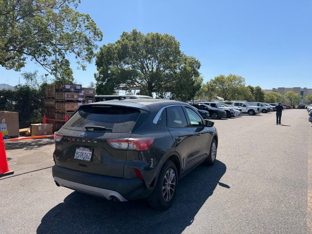 Used 2022 Ford Escape SE image 3