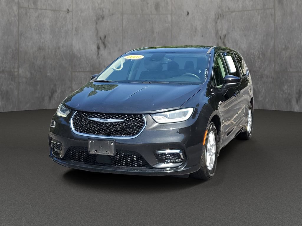 Used 2023 Chrysler Pacifica Touring-L FWD image 3