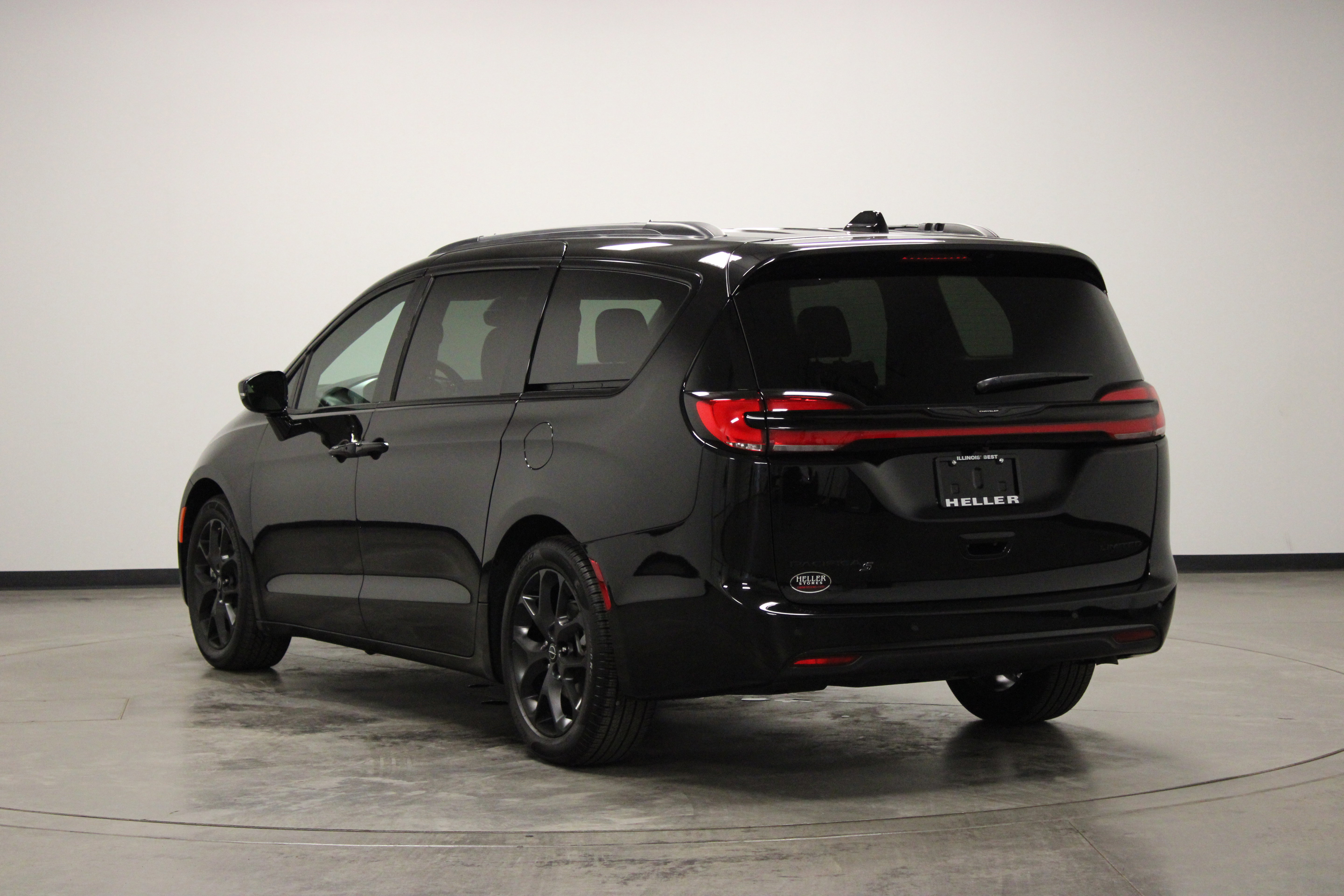 Used 2026 Chrysler Pacifica Limited w/ S Appearance Package FWD image 6