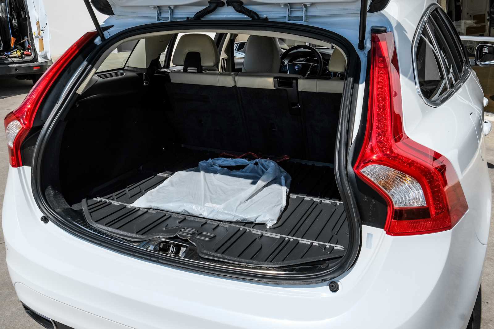 Used 2017 Volvo V60 T5 Premier w/ Convenience Package image 52