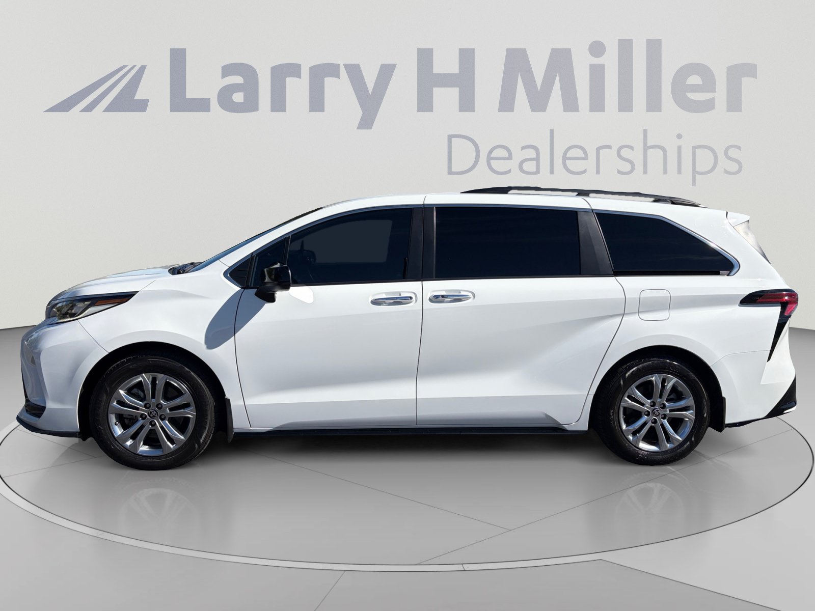 Used 2022 Toyota Sienna XSE w/ XSE Plus Package AWD/4WD image 2
