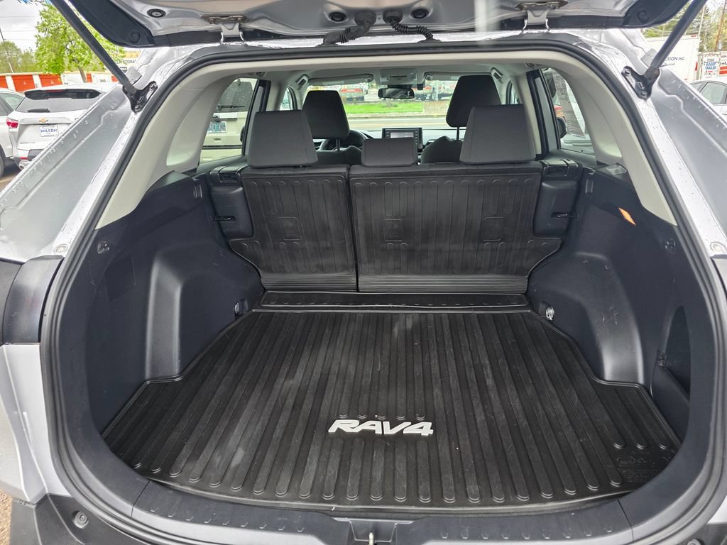Used 2021 Toyota RAV4 XLE w/ XLE Grade Weather Package AWD/4WD image 20