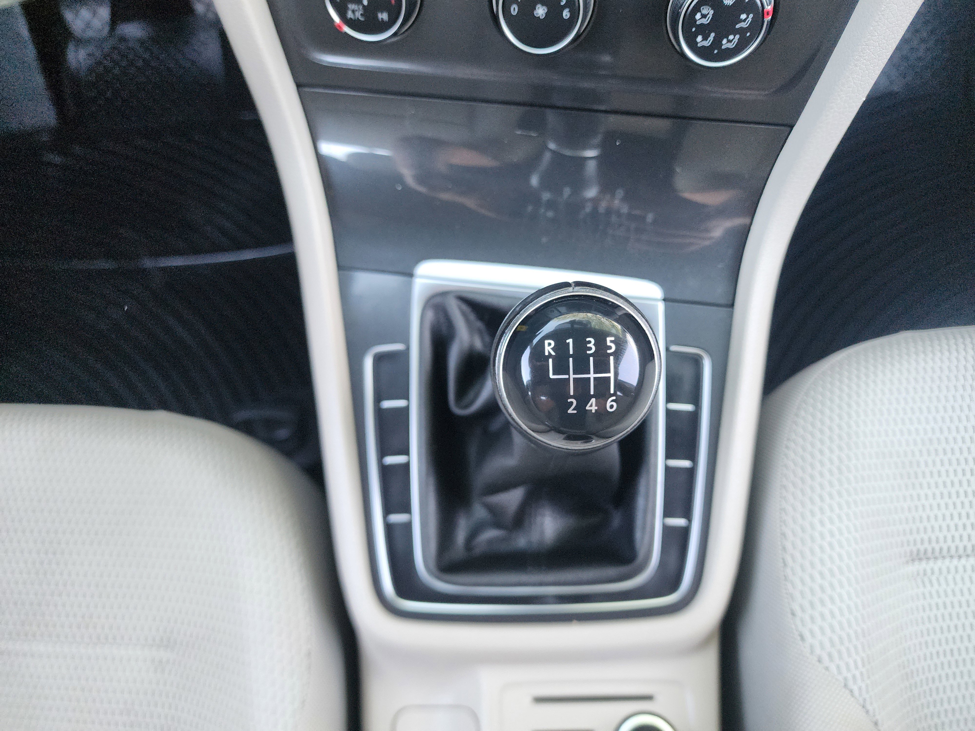 Used 2019 Volkswagen Golf S image 35