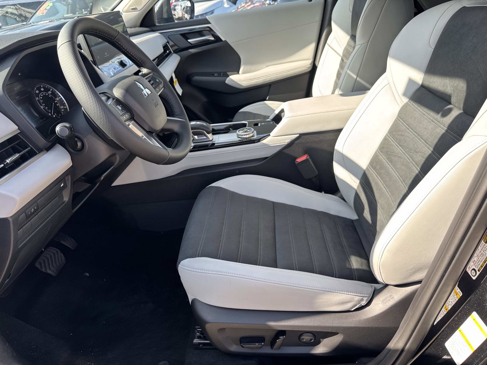 New 2025 Mitsubishi Outlander SE image 18