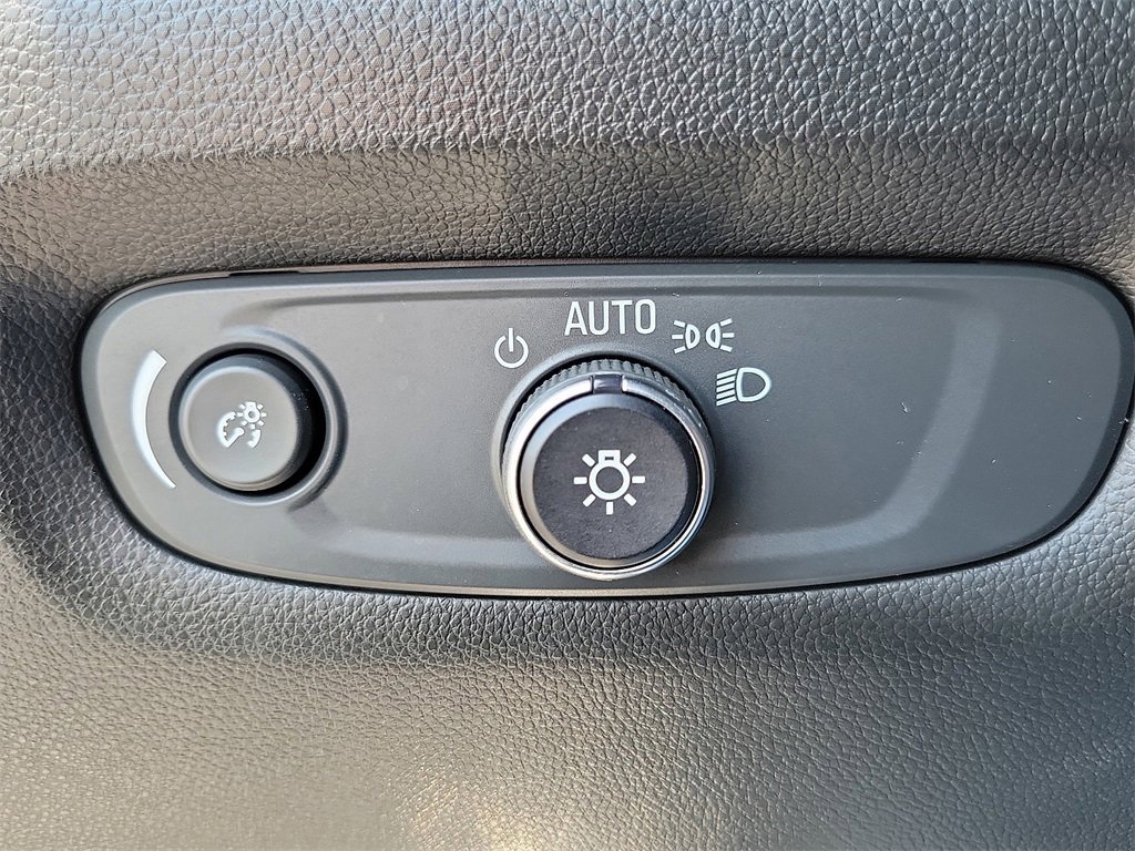 Used 2022 Chevrolet Traverse LS image 15