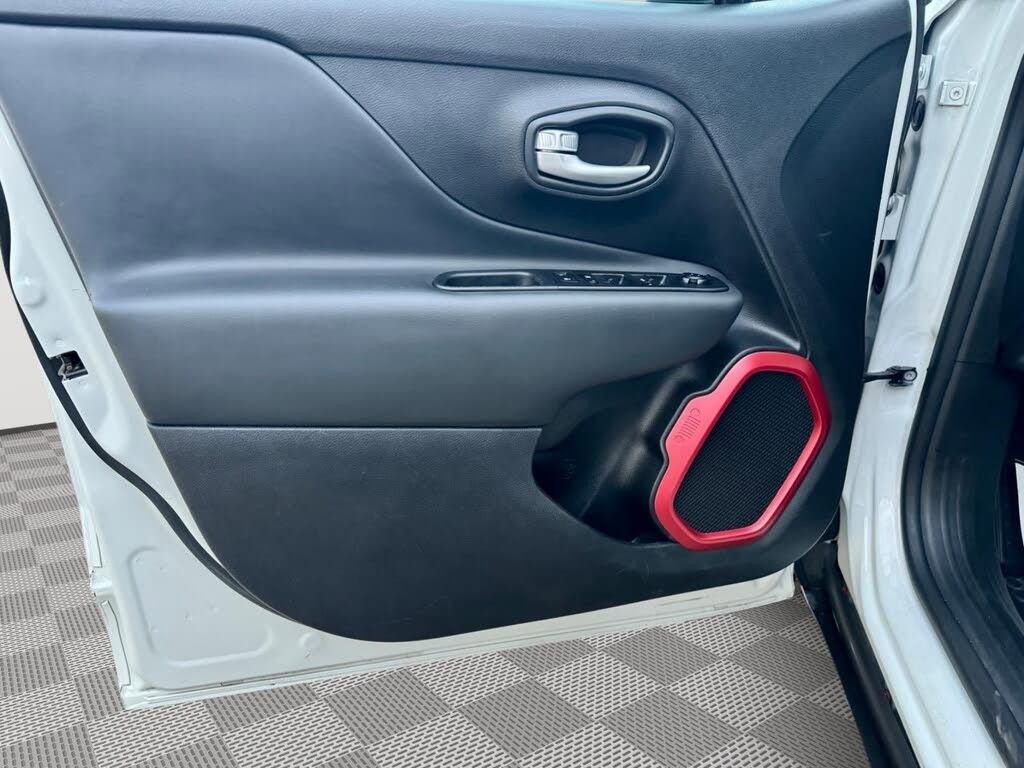 Used 2023 Jeep Renegade Trailhawk AWD/4WD image 19