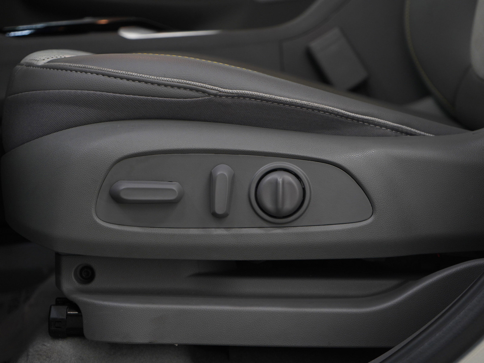 Used 2022 Chevrolet Bolt EUV Premier w/ Launch Edition image 21