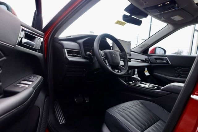 Used 2025 Mitsubishi Outlander SEL image 17