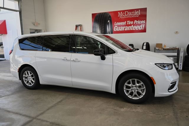 Used 2025 Chrysler Pacifica Select FWD image 4