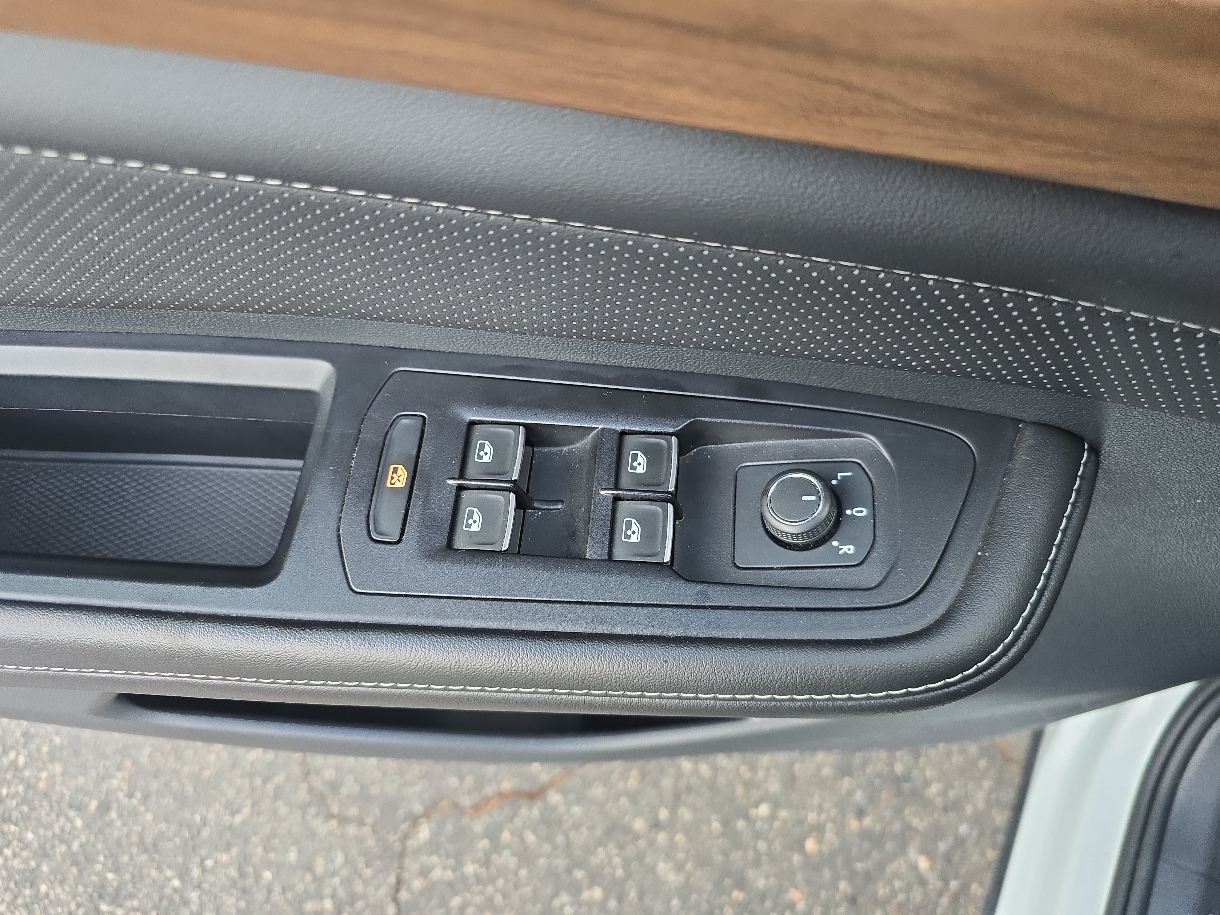 Used 2025 Volkswagen Atlas SE FWD image 24