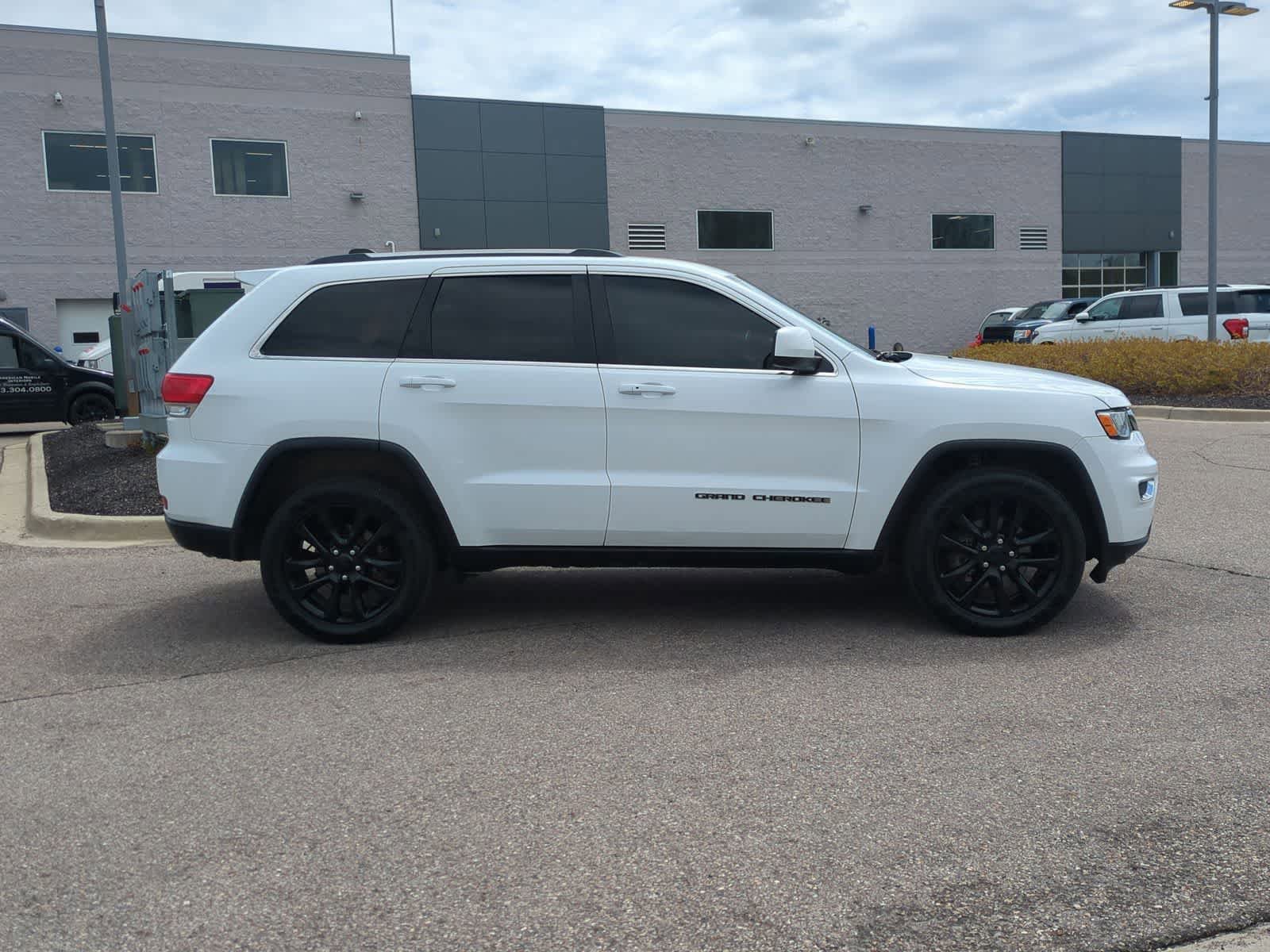 Used 2018 Jeep Grand Cherokee Laredo AWD/4WD image 9