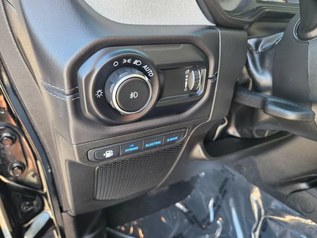 Used 2024 Jeep Wrangler Unlimited Sahara AWD/4WD image 27