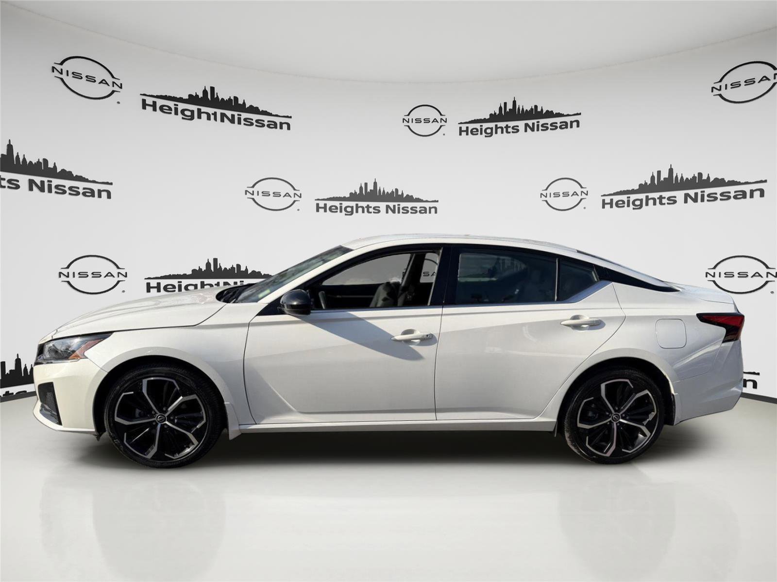 Used 2024 Nissan Altima 2.5 SR image 2