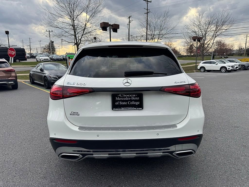 Used 2023 Mercedes-Benz GLC 300 4MATIC image 4