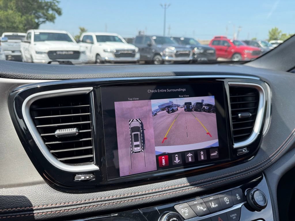 Used 2025 Chrysler Pacifica Pinnacle w/ Trailer Tow Group FWD image 17