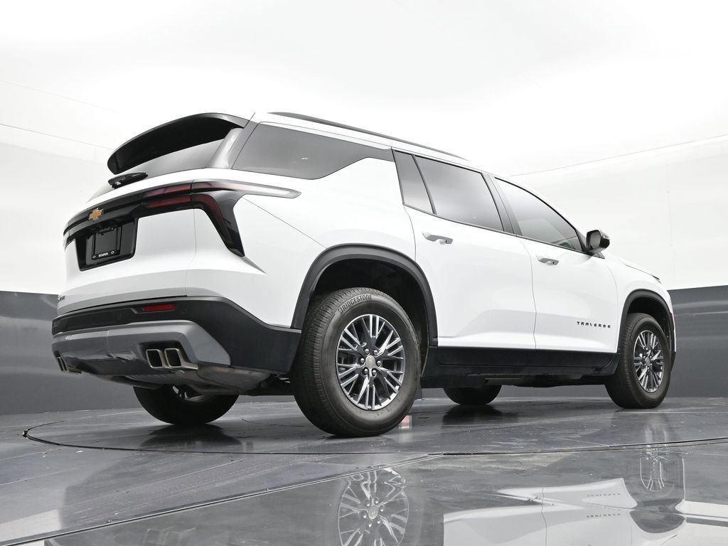 Used 2025 Chevrolet Traverse LT FWD image 24