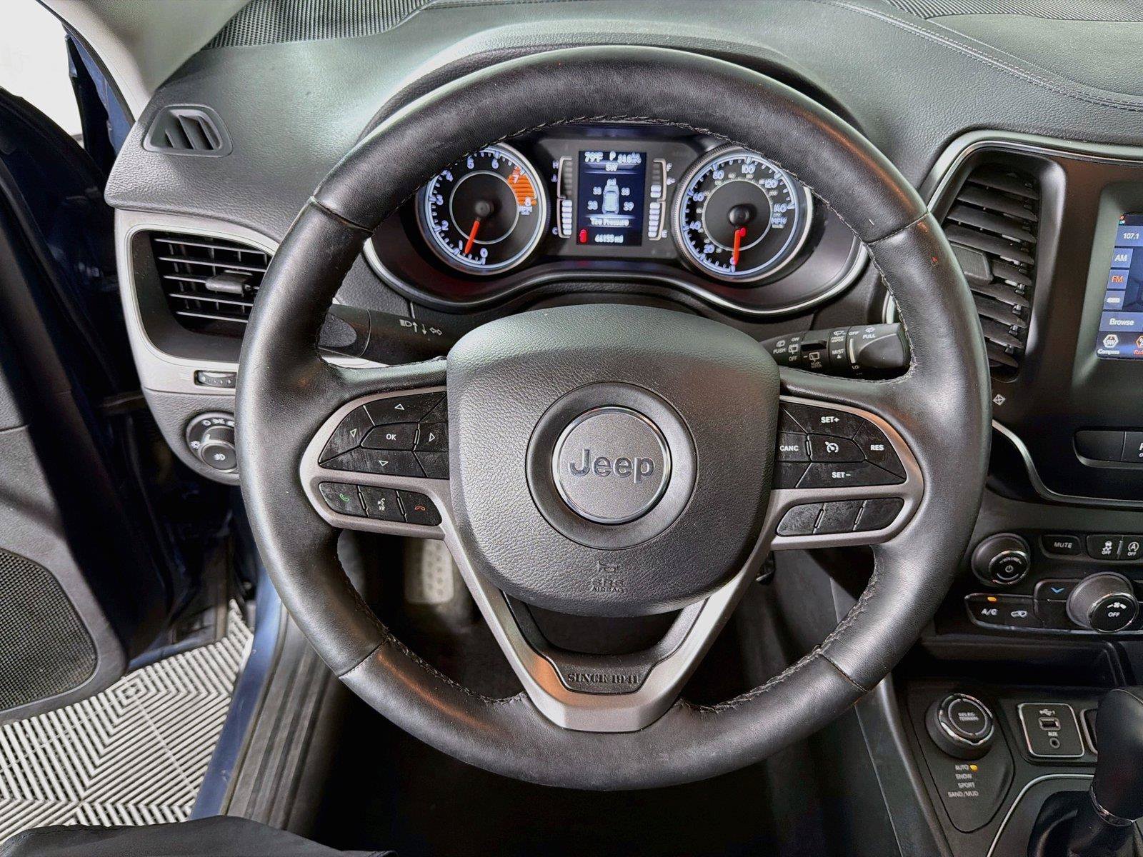 Used 2019 Jeep Cherokee Latitude Plus w/ Cold Weather Group AWD/4WD image 3