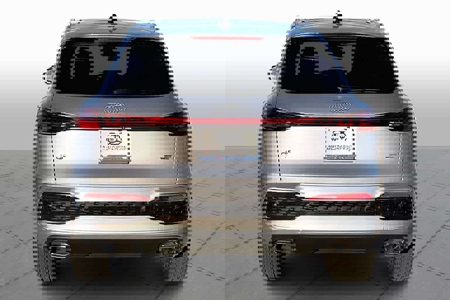 Used 2025 Audi Q5 Premium w/ Convenience Package image 4