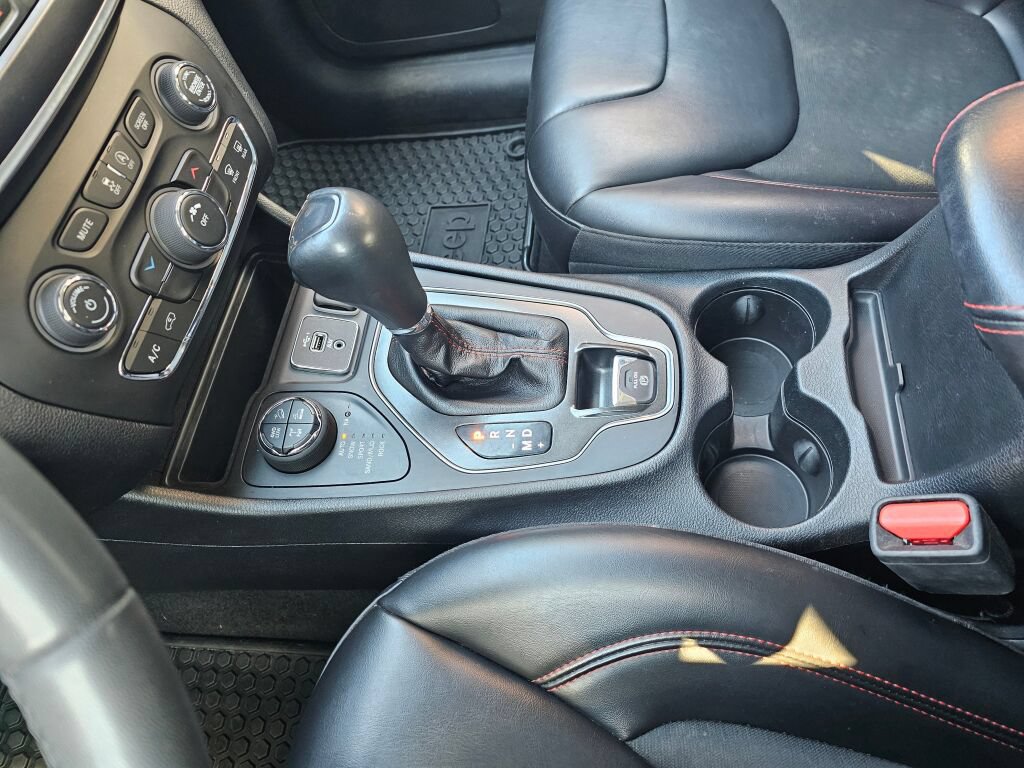 Used 2020 Jeep Cherokee Trailhawk AWD/4WD image 28
