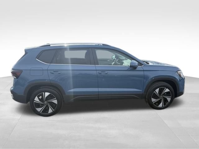 Certified 2025 Volkswagen Taos SE w/ Panoramic Sunroof Package image 7