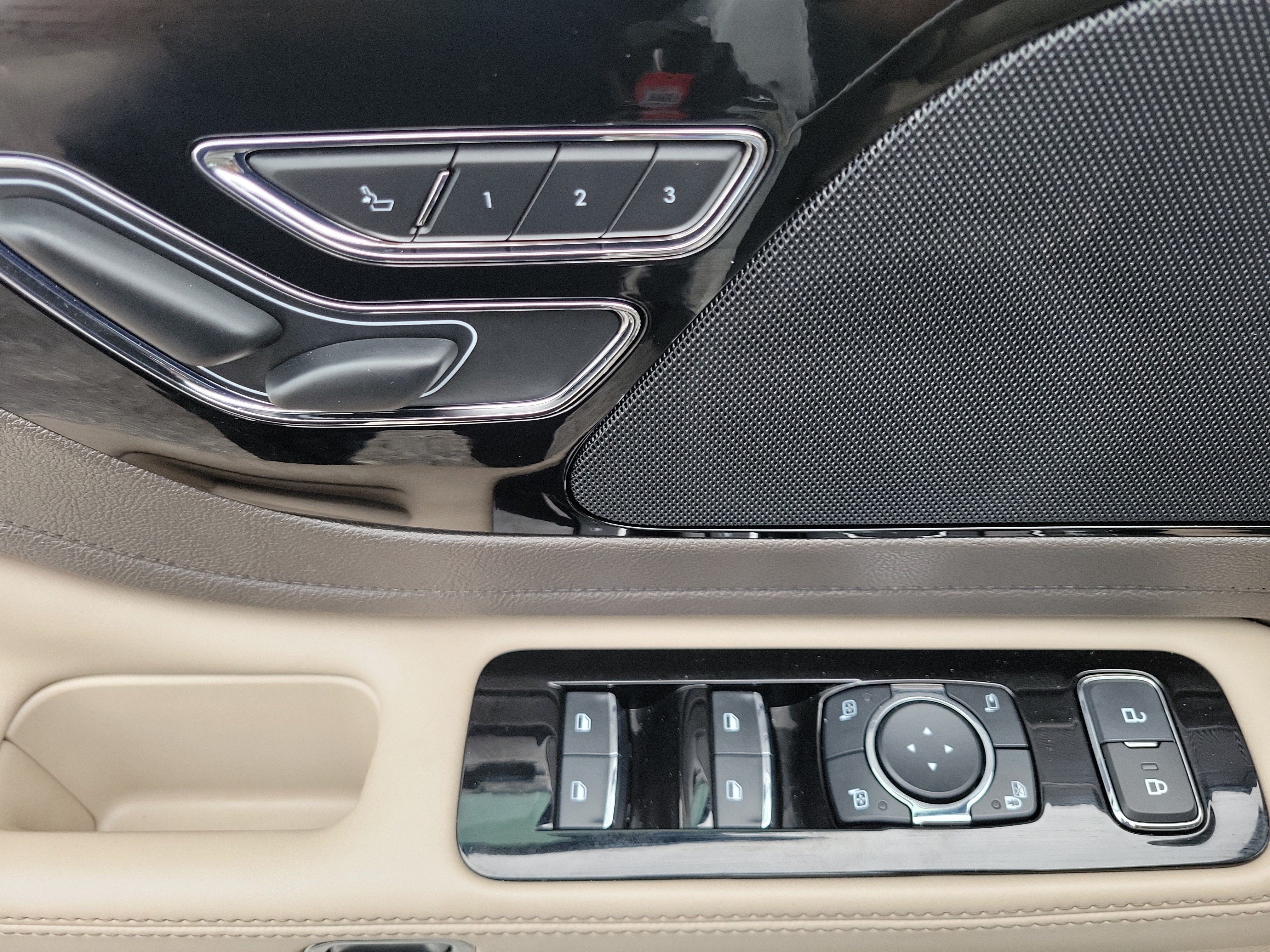Used 2023 Lincoln Aviator AWD w/ Class IV Trailer Tow Package image 22