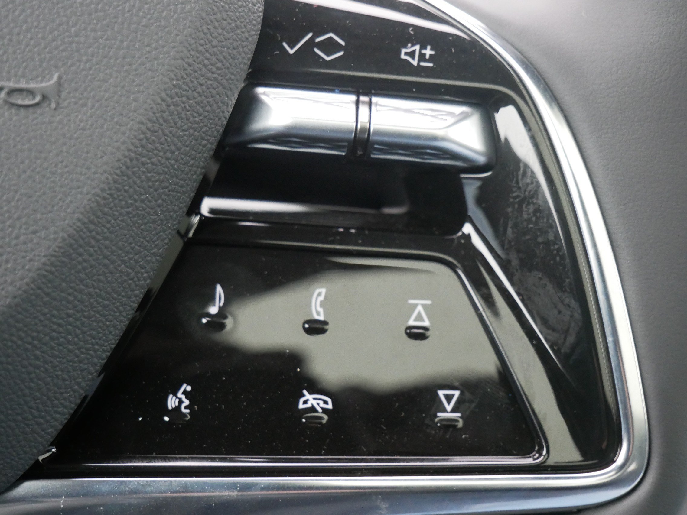 Used 2026 Cadillac Optiq Sport 1 w/ LPO, Floor Liner Package AWD/4WD image 26