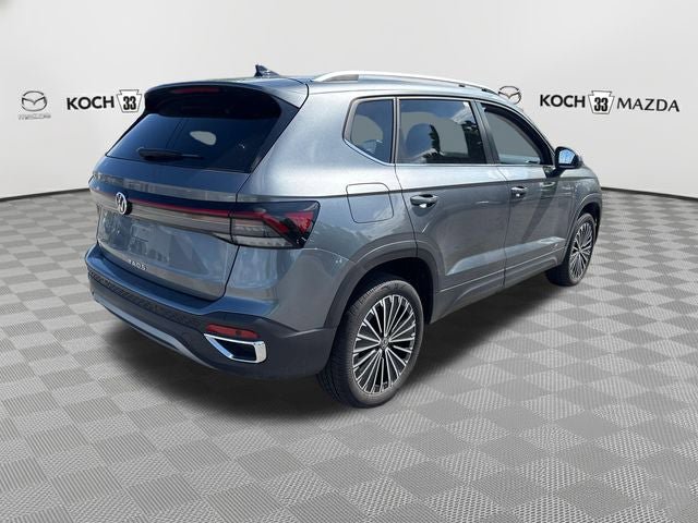 Used 2025 Volkswagen Taos SE FWD image 7
