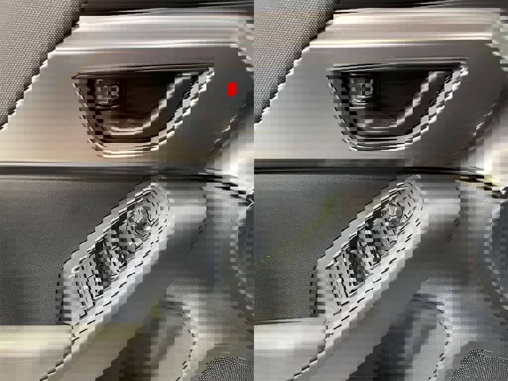 Certified 2025 Subaru Impreza 2.0i image 13