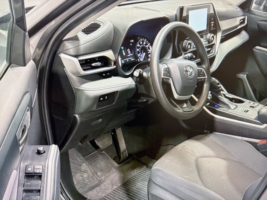 Used 2023 Toyota Highlander L image 7