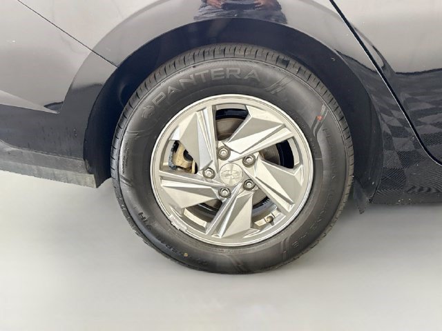 Used 2024 Hyundai Elantra SE FWD image 31
