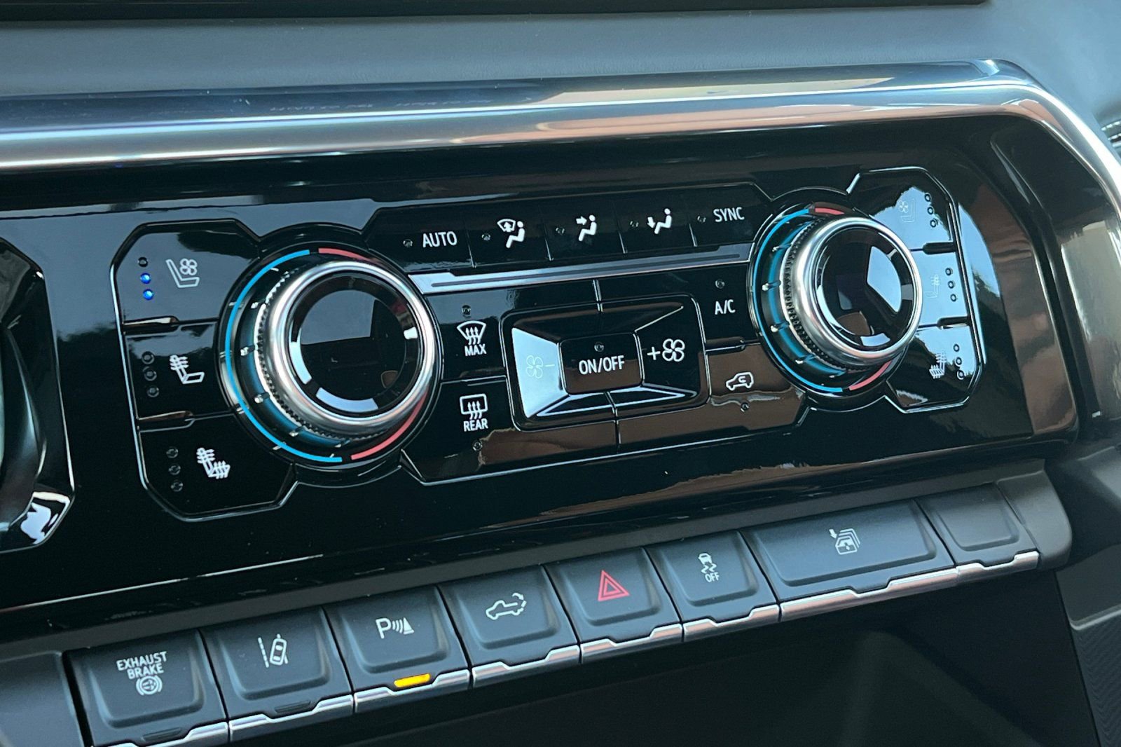 New 2026 GMC Sierra 3500 Denali Ultimate w/ LPO, Black Badging Package image 19