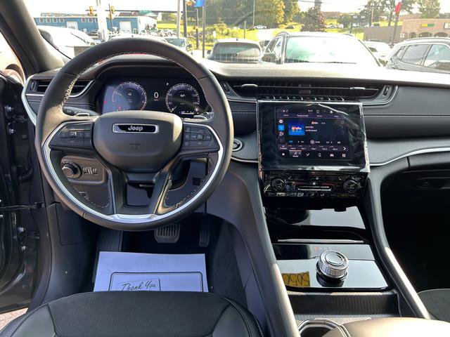 New 2025 Jeep Grand Cherokee Altitude image 11