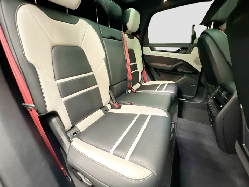 Certified 2024 Porsche Cayenne AWD/4WD image 30