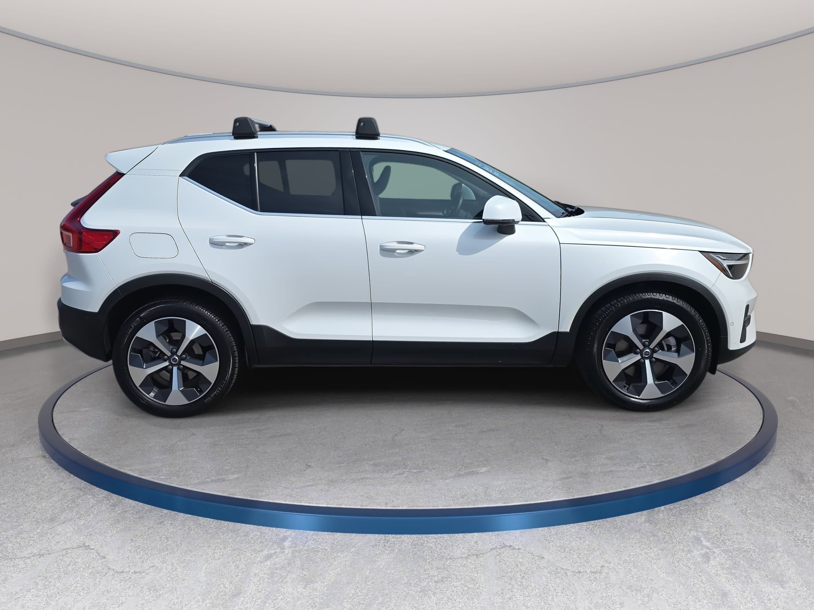 Used 2023 Volvo XC40 B4 Plus w/ Driver Assist Package image 4