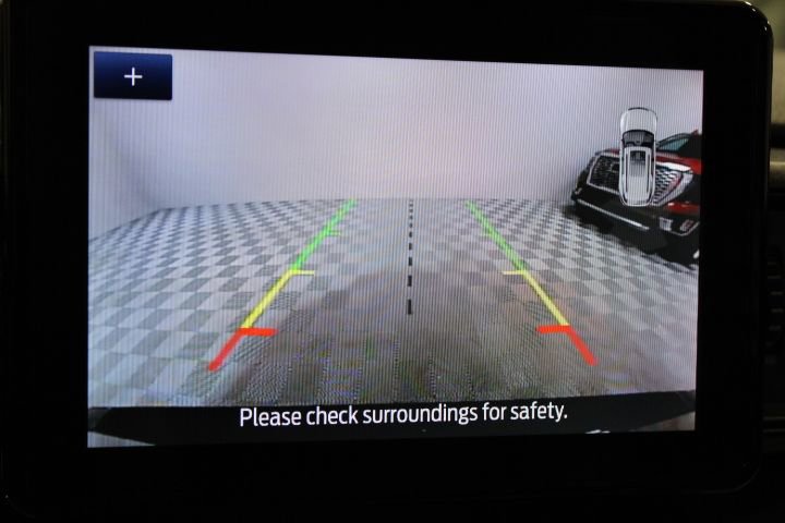 Used 2023 Ford Explorer XLT image 3