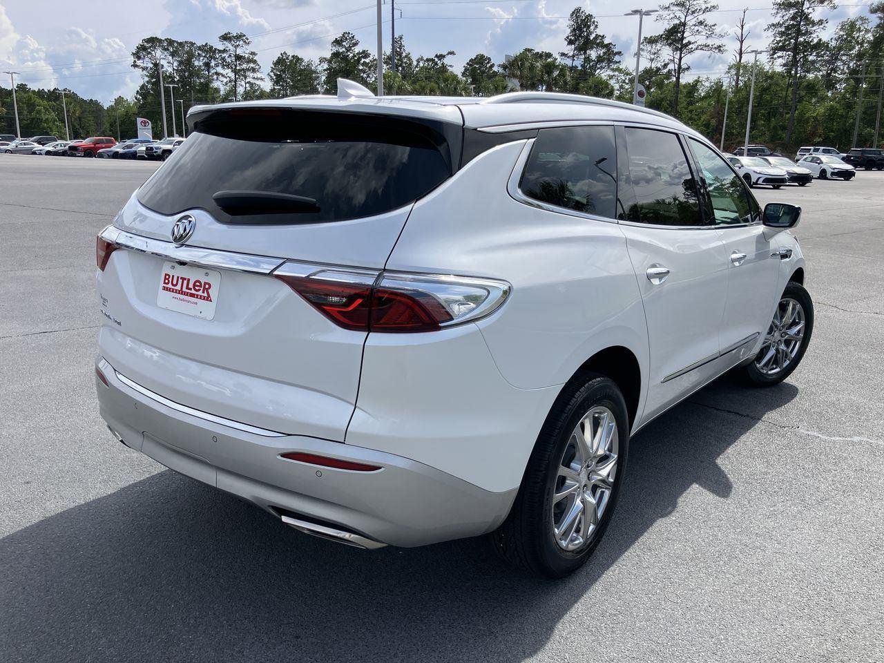 Used 2022 Buick Enclave Essence w/ Experience Buick Package FWD image 5