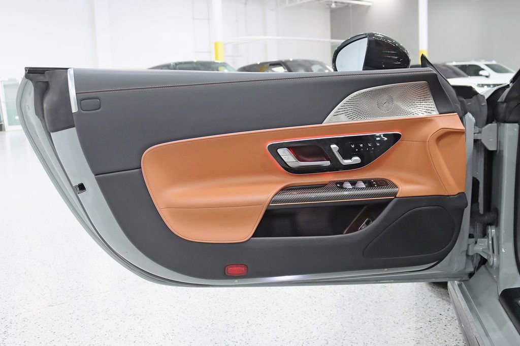 Used 2022 Mercedes-Benz SL 55 AMG 4MATIC w/ Driver Assistance Package image 39