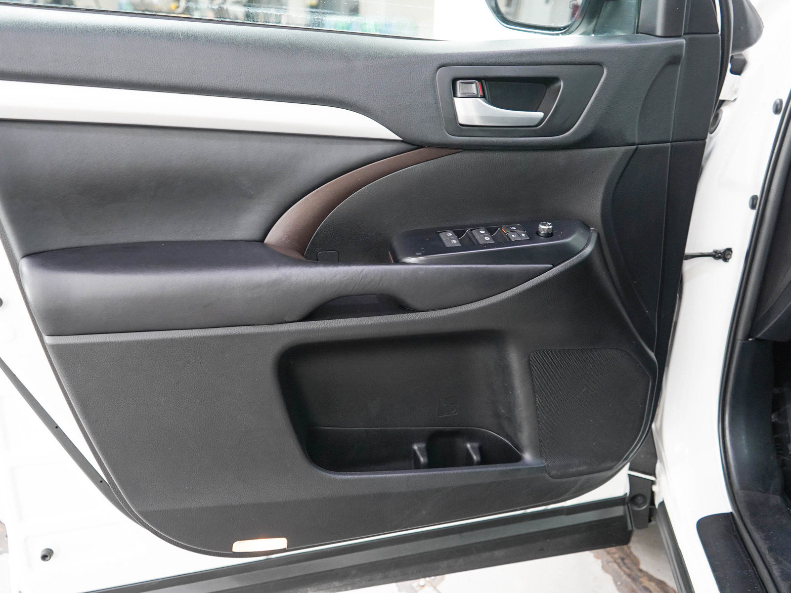 Used 2019 Toyota Highlander XLE AWD/4WD image 19