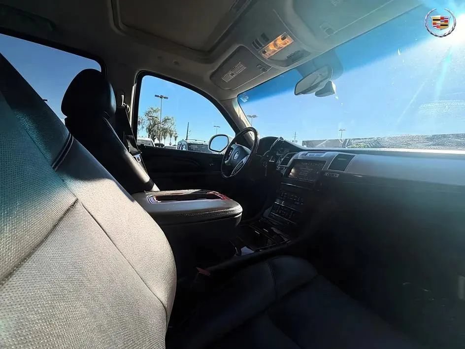 Used 2013 Cadillac Escalade Premium RWD image 16