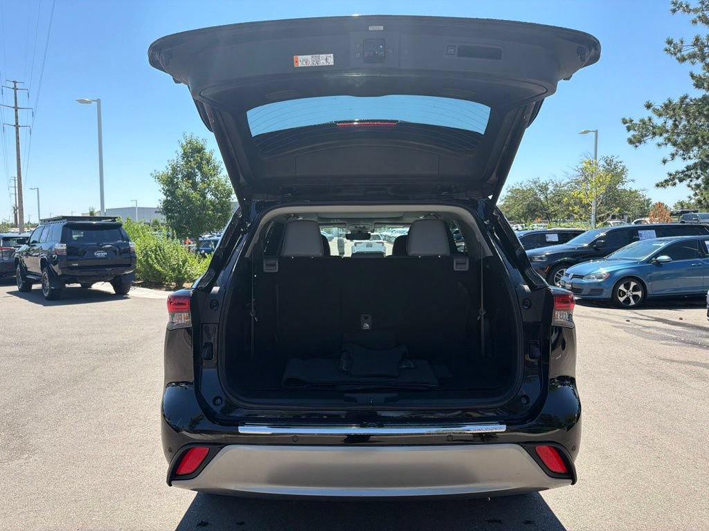 Used 2025 Toyota Highlander Platinum AWD/4WD image 18