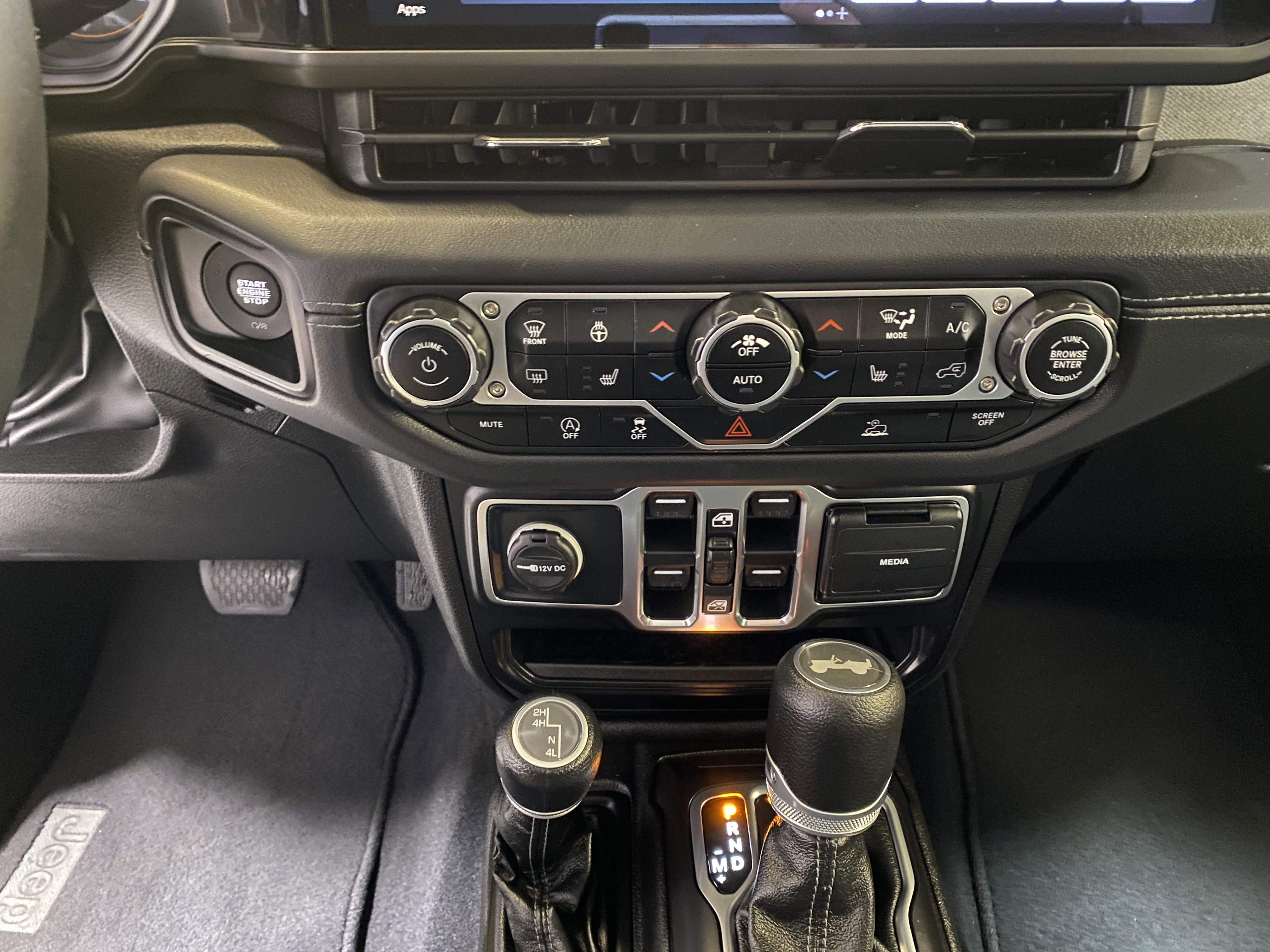 Used 2025 Jeep Wrangler Sahara image 44