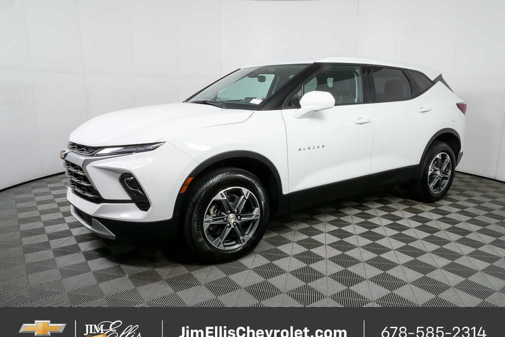 Certified 2025 Chevrolet Blazer LT FWD image 2